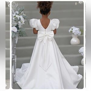 White Puff Sleeve Bow Button Back
Sweep Train Flower Girl Dress